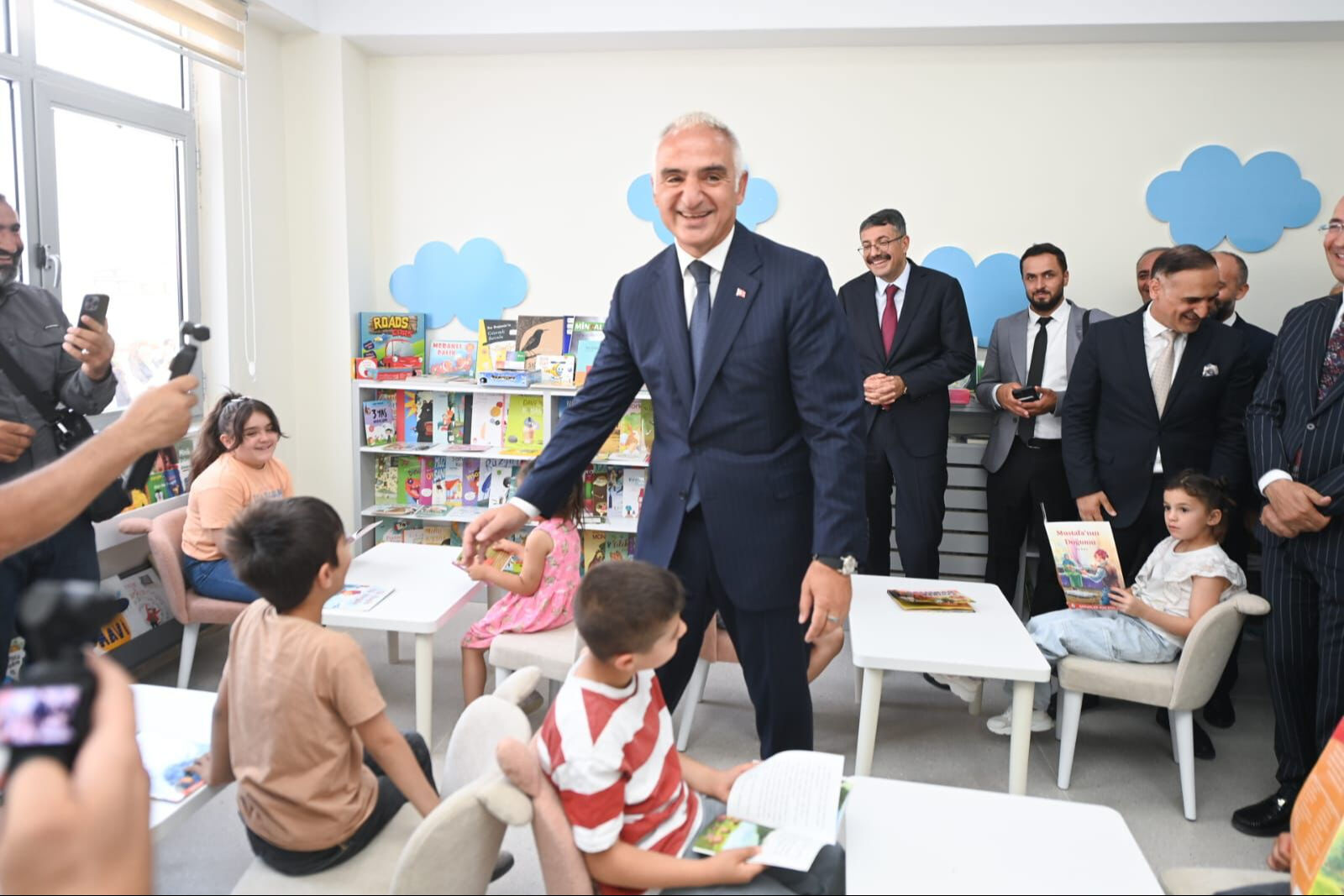 Bakan Ersoy, 'Terörsüz Türkiye'de Hakkari'ye çıkarma yaptı - 1. Resim