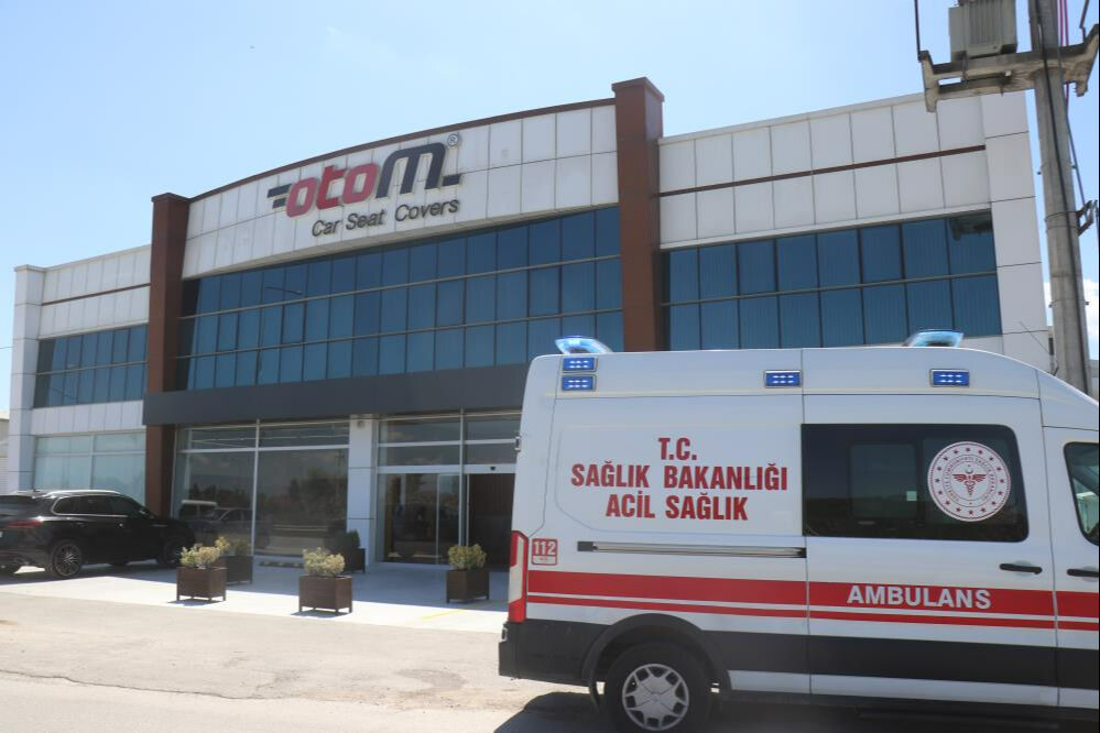 Depremden dakikalar sonra oldu! Fabrika tavanı çöktü: İşçiler göçük altında kaldı - 1. Resim