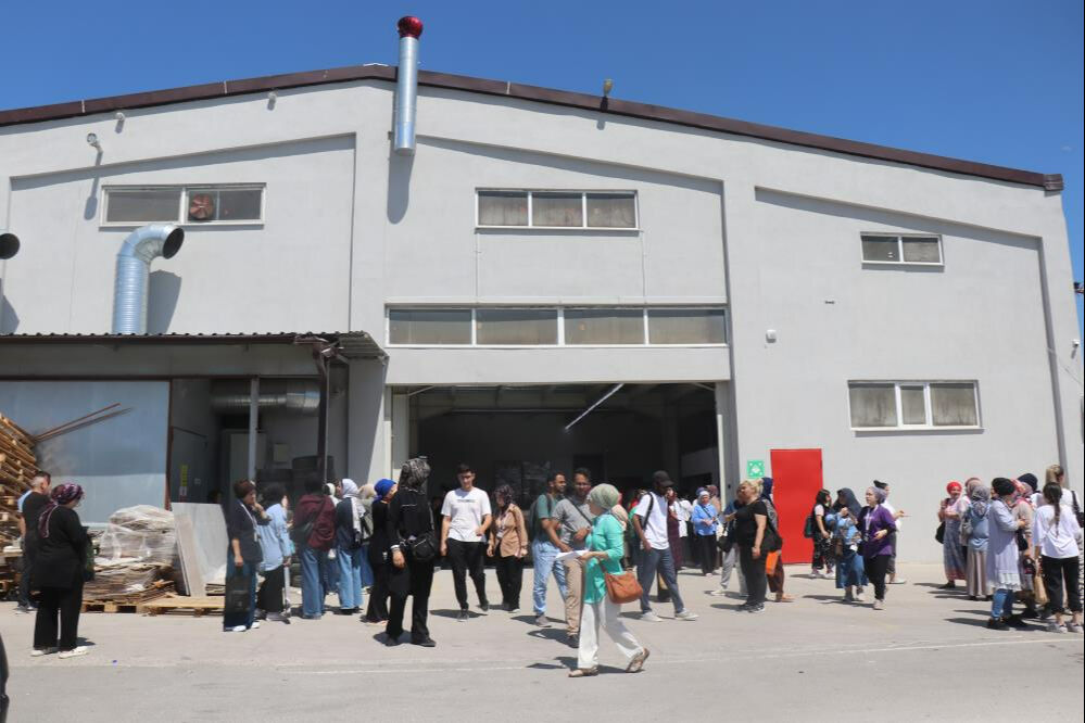 Depremden dakikalar sonra oldu! Fabrika tavanı çöktü: İşçiler göçük altında kaldı - 2. Resim