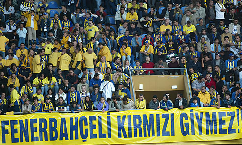 Fenerbahçe lansmanına katılan Meltem Cumbul’u yerden yere vurdular! Kıyafetiyle sosyal medyayı ikiye böldü - 2. Resim