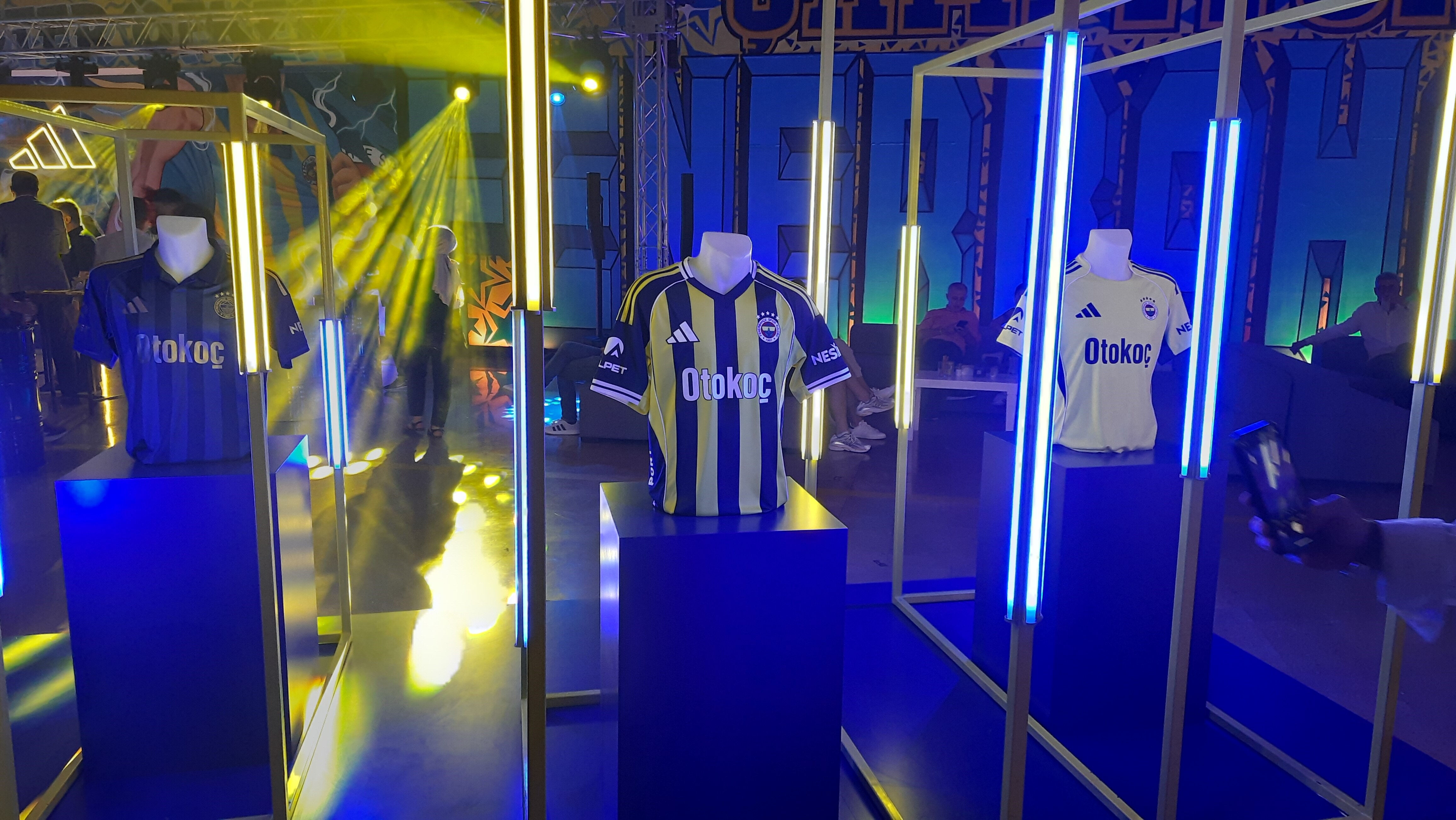 Fenerbahçe'nin yeni sezon formaları tanıtıldı! Efsaneler reklam filminde buluştu - 1. Resim