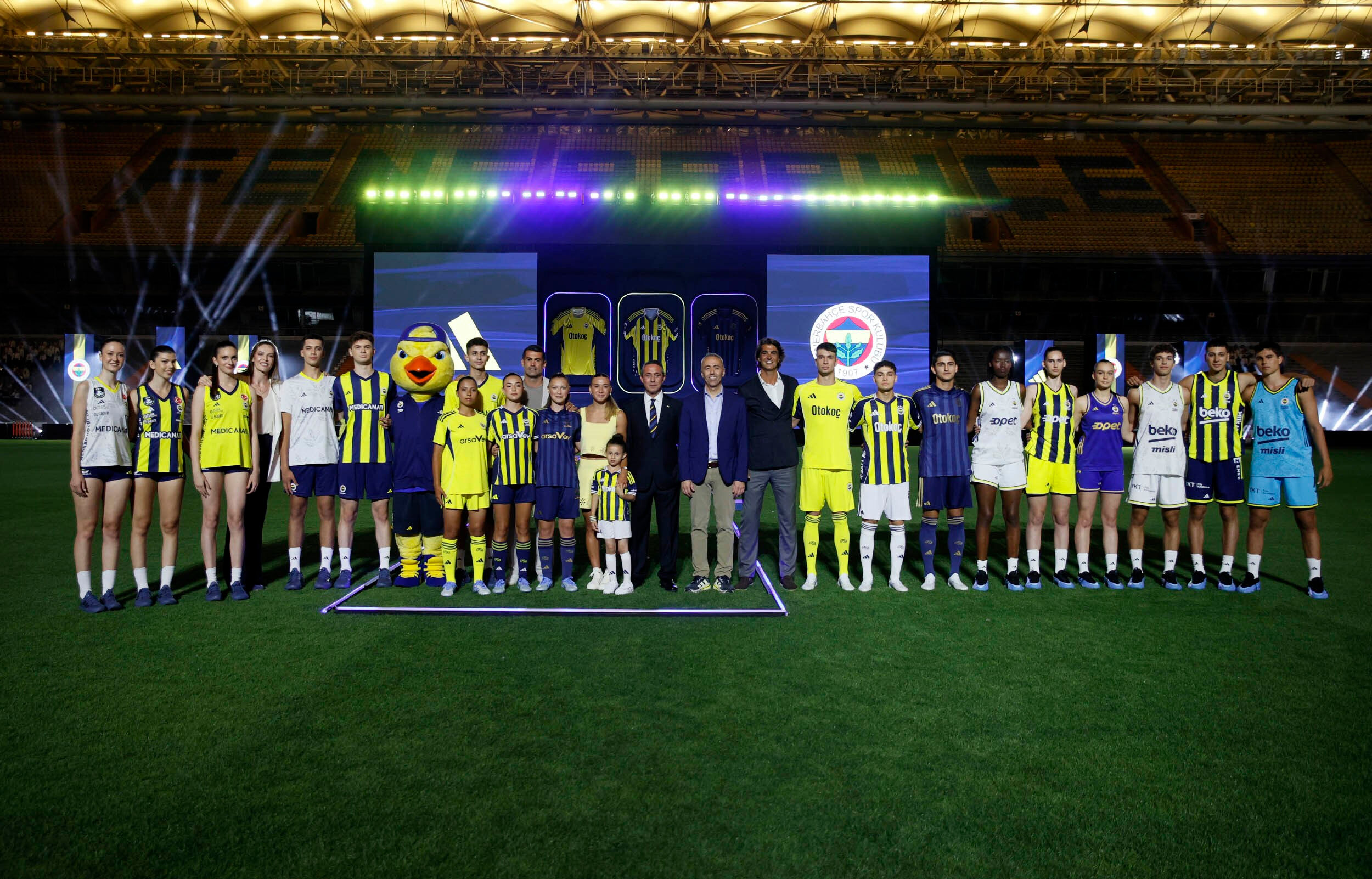 Fenerbahçe'nin yeni sezon formaları tanıtıldı! Efsaneler reklam filminde buluştu - 4. Resim