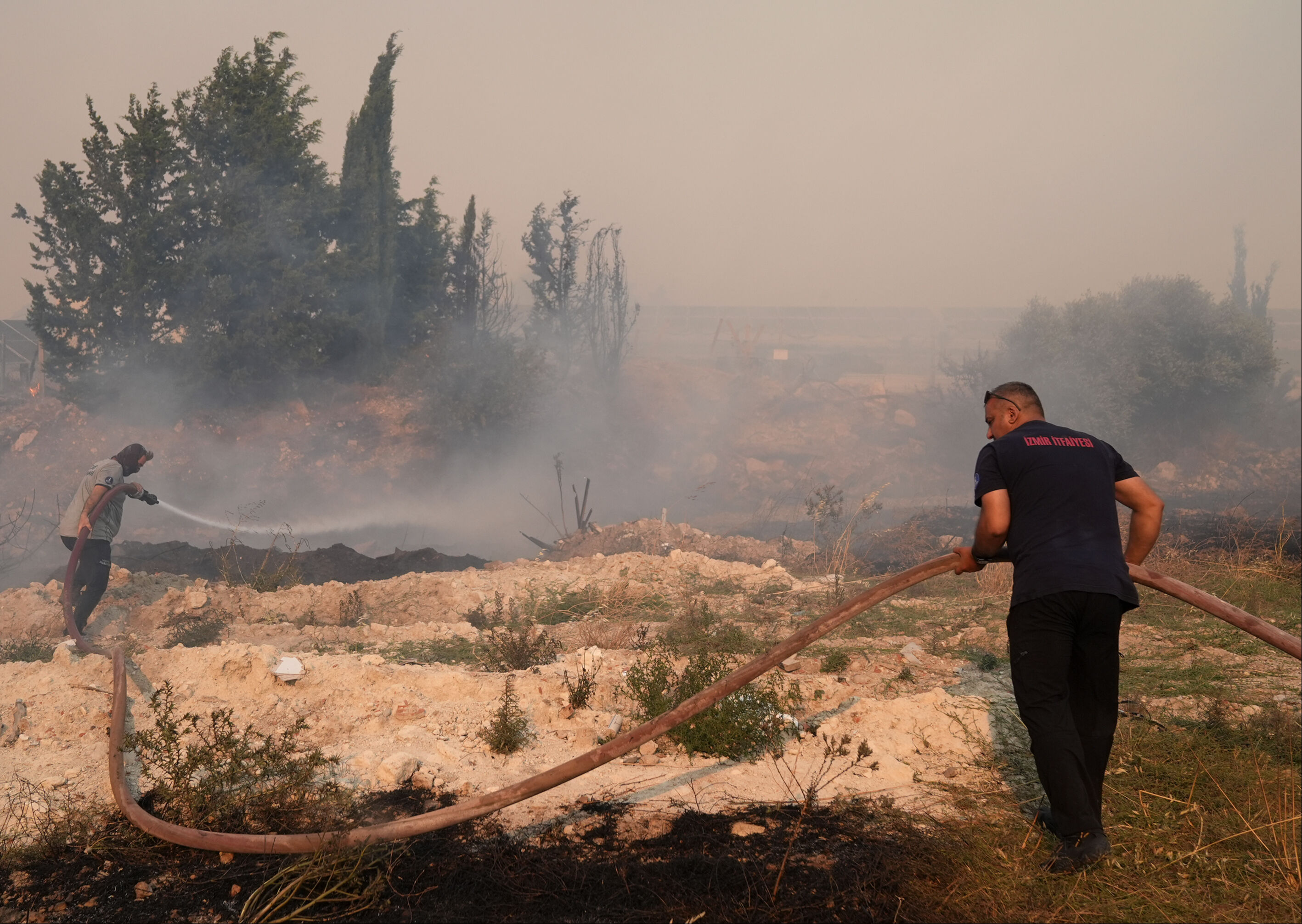 İzmir Çeşme'de yangın! Ekipler havadan ve karadan müdahale ediyor - 2. Resim