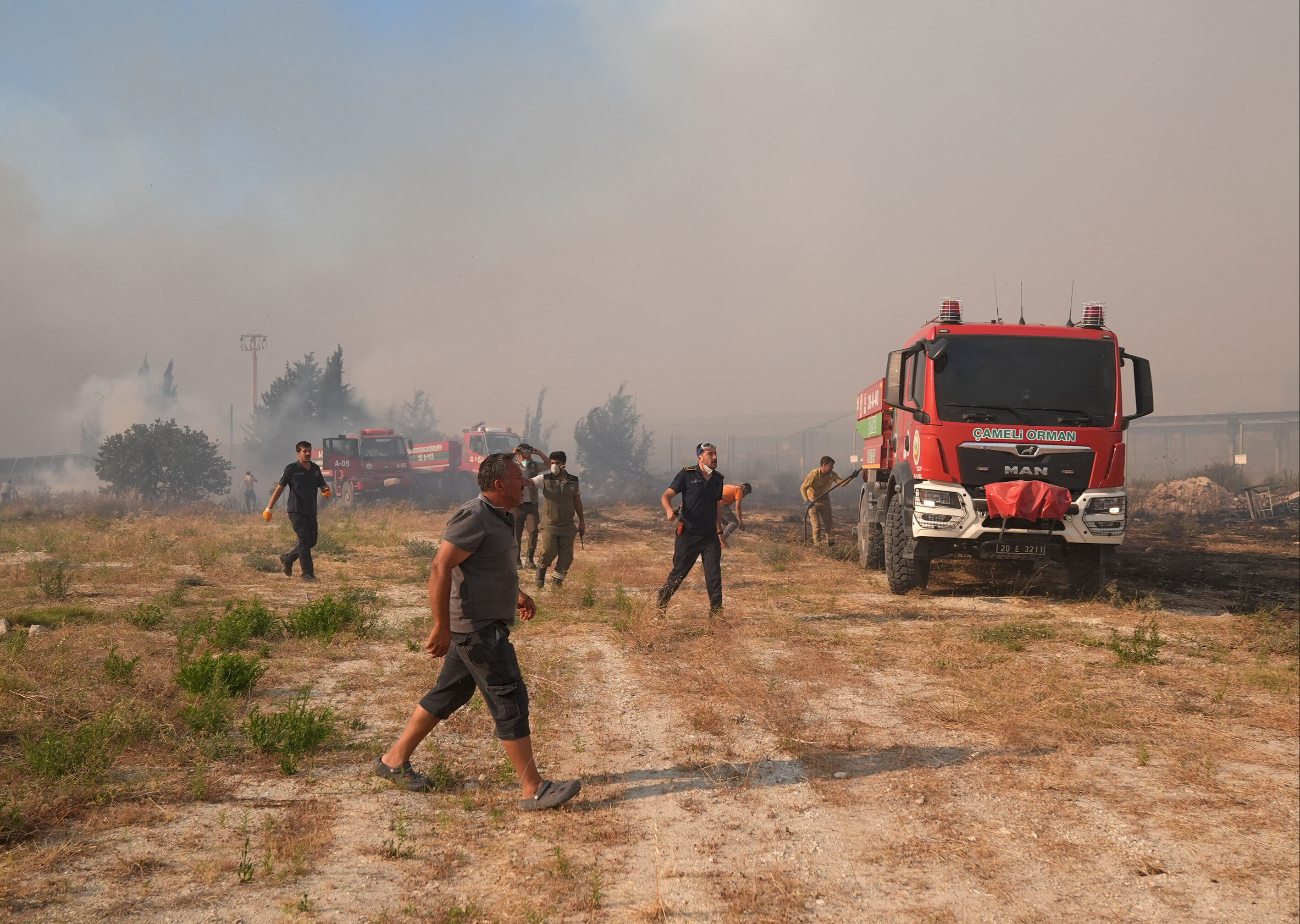 İzmir Çeşme'de yangın! Ekipler havadan ve karadan müdahale ediyor - 1. Resim