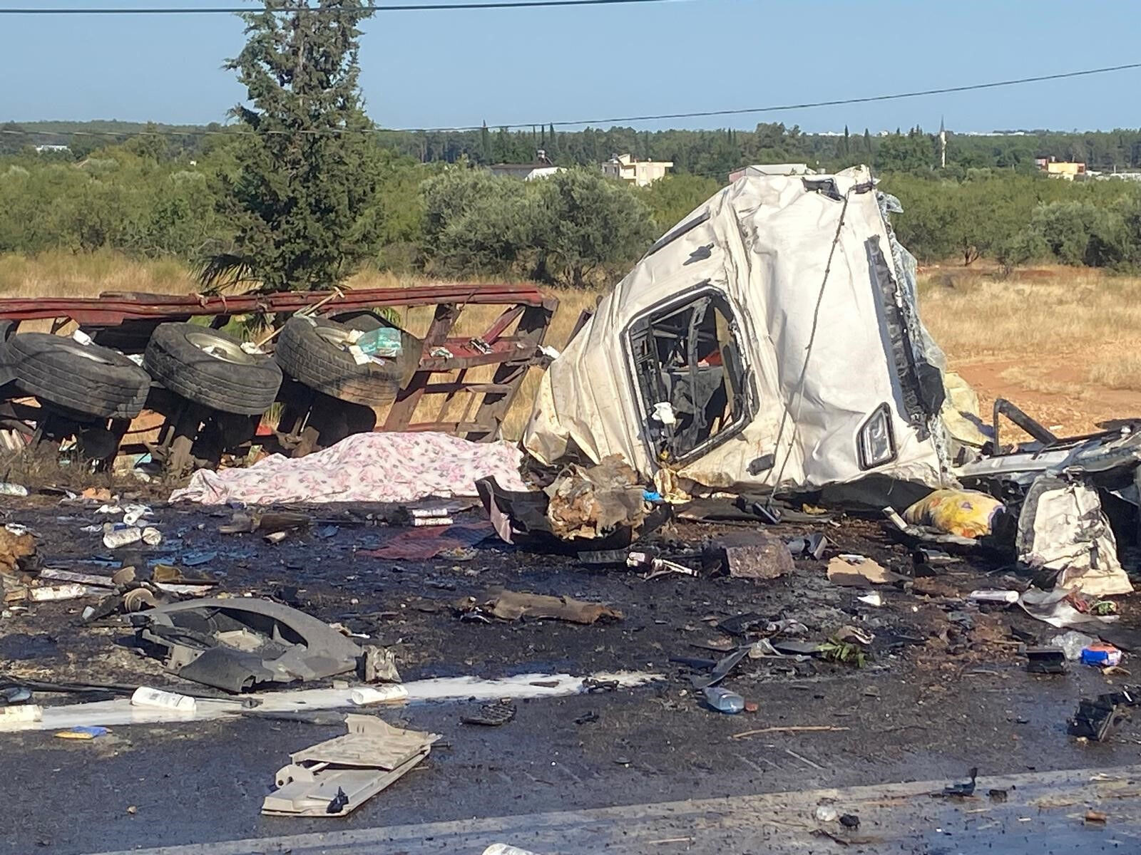 Lastik patladı, iki tır birbirine girdi! Katliam gibi kazada ölü ve yaralı var - 1. Resim