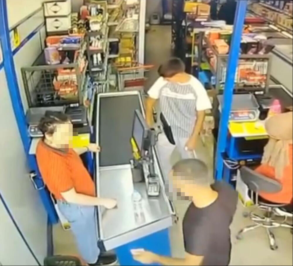 Markette dehşete düşüren olay! Kadın kasiyer neye uğradığına şaşırdı - 1. Resim