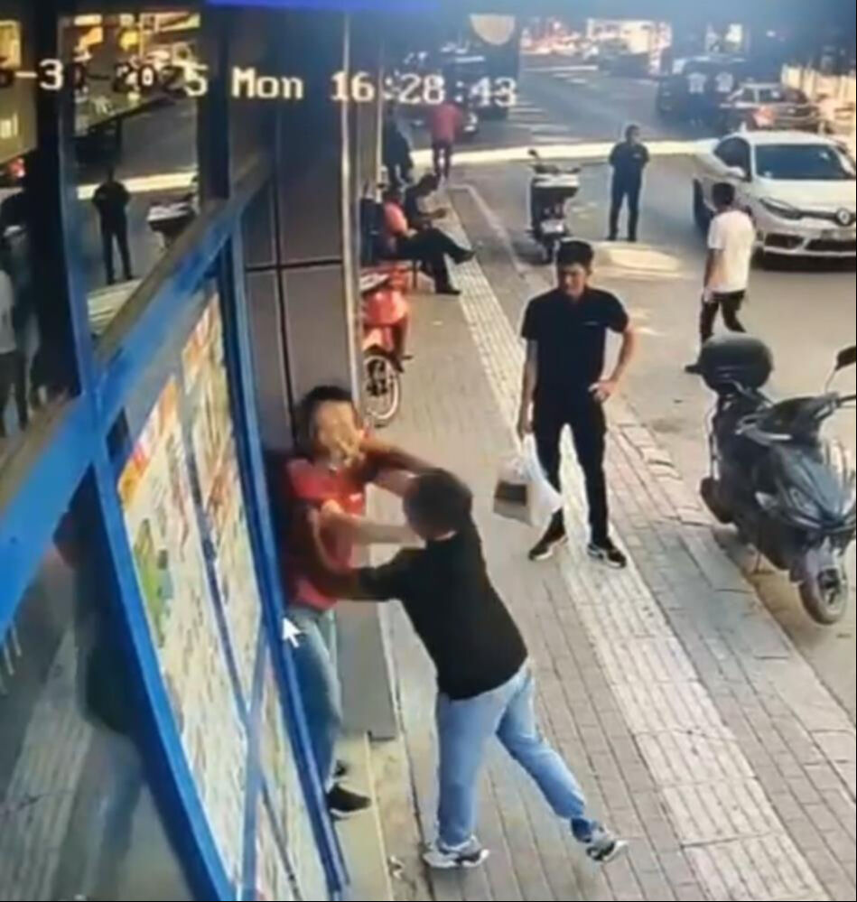 Markette dehşete düşüren olay! Kadın kasiyer neye uğradığına şaşırdı - 3. Resim