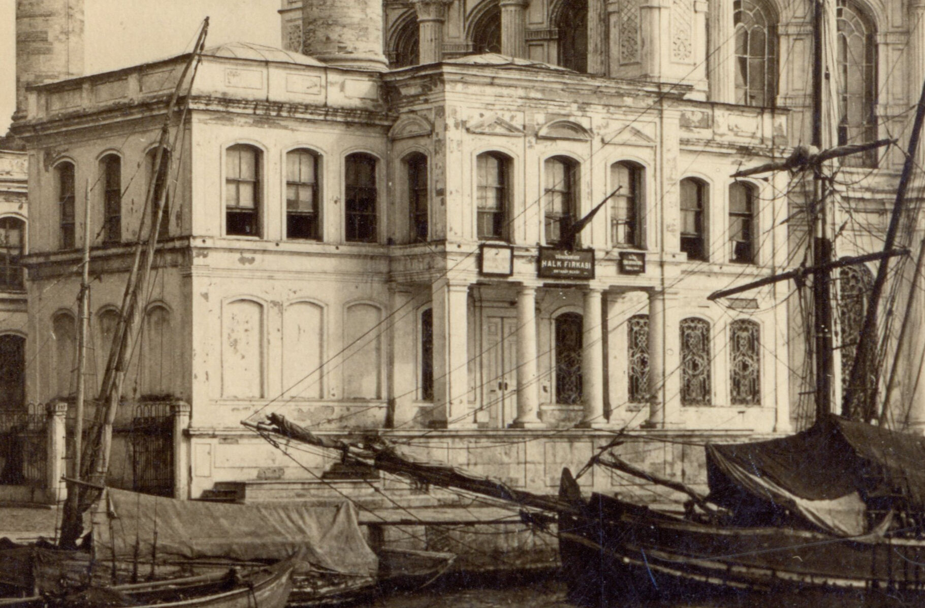 Ortaköy Camisi'ndeki CHP detayı sosyal medyayı karıştırdı! Skandal tabela tarihi fotoğrafla gün yüzüne çıktı - 2. Resim