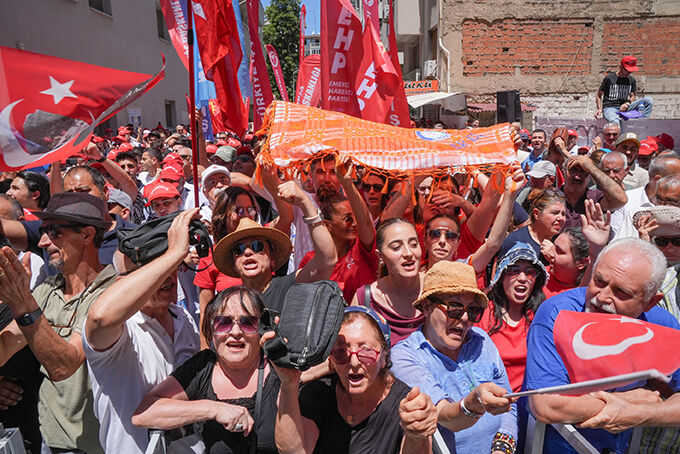 Özgür Özel'den İzmir Büyükşehir soruşturması açıklaması: Tunç Soyer'in de yanına otururum - 2. Resim
