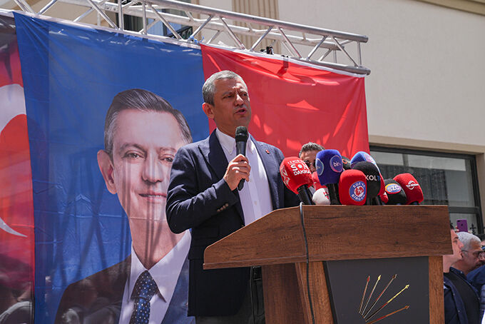 Özgür Özel'den İzmir Büyükşehir soruşturması açıklaması: Tunç Soyer'in de yanına otururum - 1. Resim