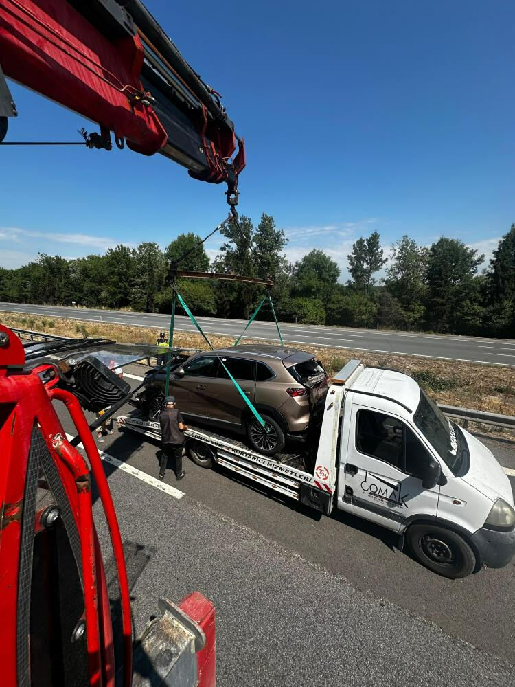 Sakarya'da 2 tır çarpıştı! Sıfır kilometre TOGG'lar kullanılamaz hale geldi - 3. Resim