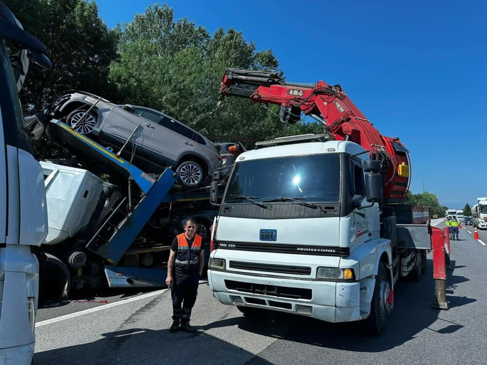 Sakarya'da 2 tır çarpıştı! Sıfır kilometre TOGG'lar kullanılamaz hale geldi - 1. Resim