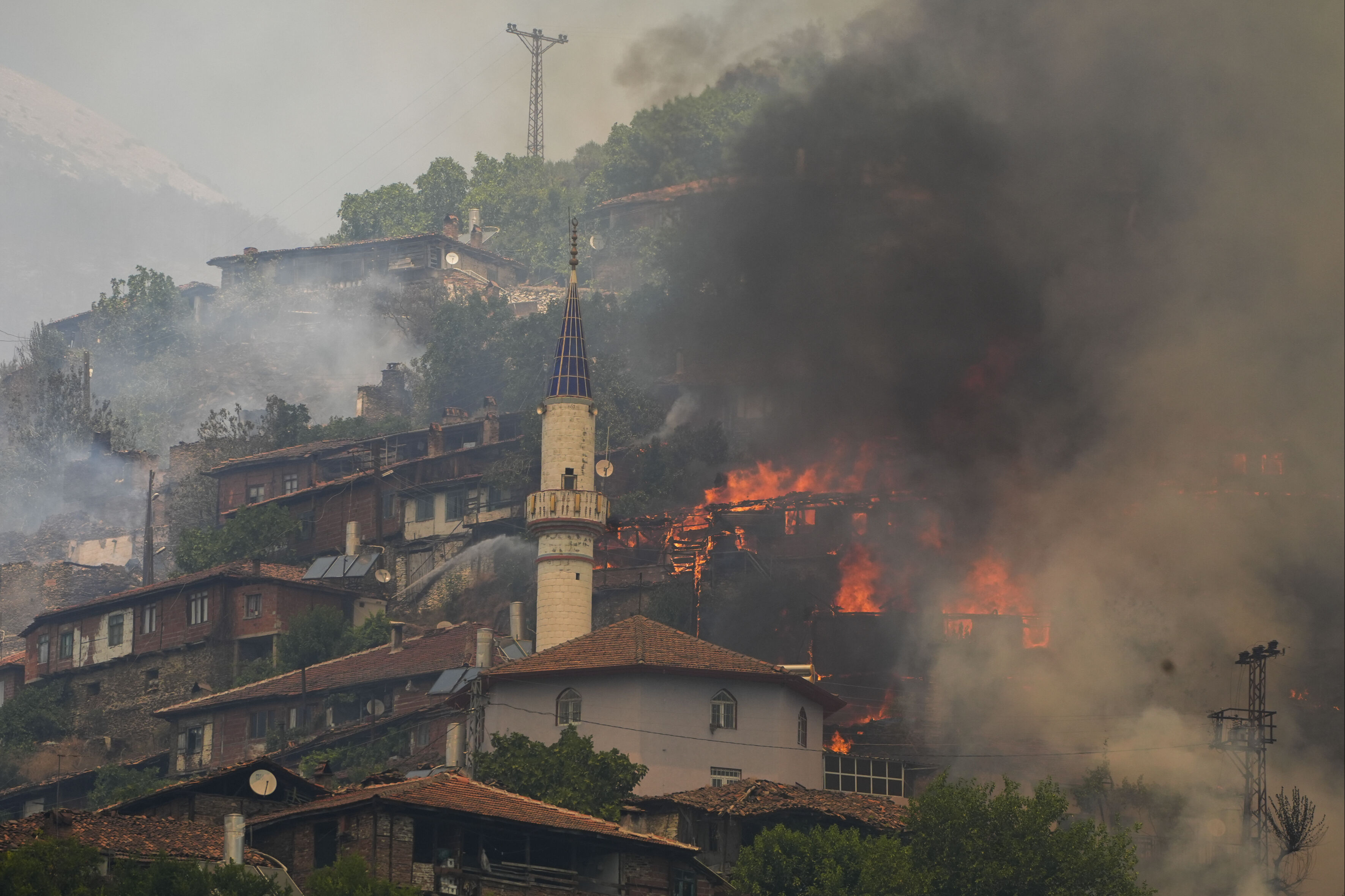 Alevlerin şehre ulaşması an meselesi! İzmir'de yangına yol açan 2 kişi gözaltında - 2. Resim