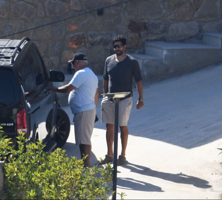 Burak Özçivit'in serveti ağızları açık bıraktı! Burak Özçivit’in lüks araç koleksiyonunu görenler gözlerine inanamadı - 3. Resim