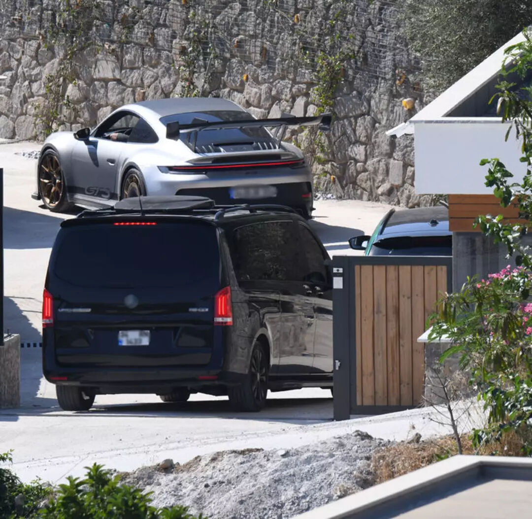 Burak Özçivit'in serveti ağızları açık bıraktı! Burak Özçivit’in lüks araç koleksiyonunu görenler gözlerine inanamadı - 4. Resim