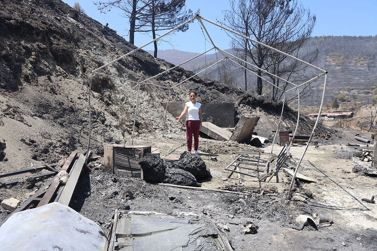 Depremde evi yıkılmıştı, yangında eşyaları kül oldu! Hatay'da yürek burkan manzara - 1. Resim