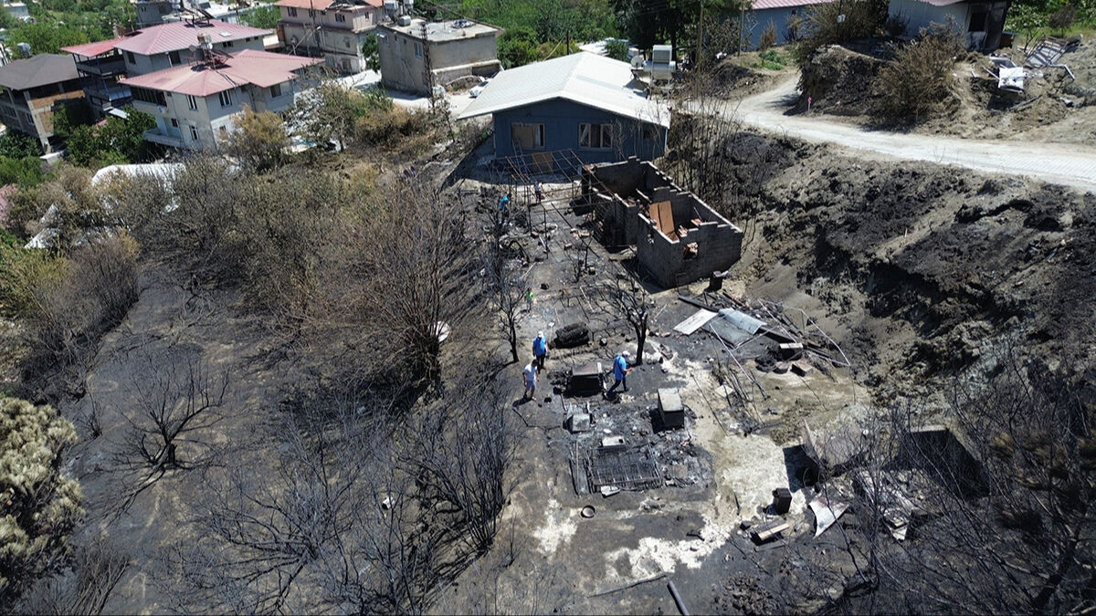 Depremde evi yıkılmıştı, yangında eşyaları kül oldu! Hatay'da yürek burkan manzara - 5. Resim