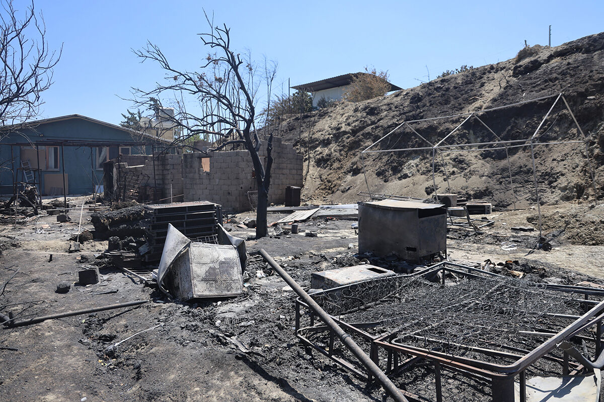 Depremde evi yıkılmıştı, yangında eşyaları kül oldu! Hatay'da yürek burkan manzara - 2. Resim