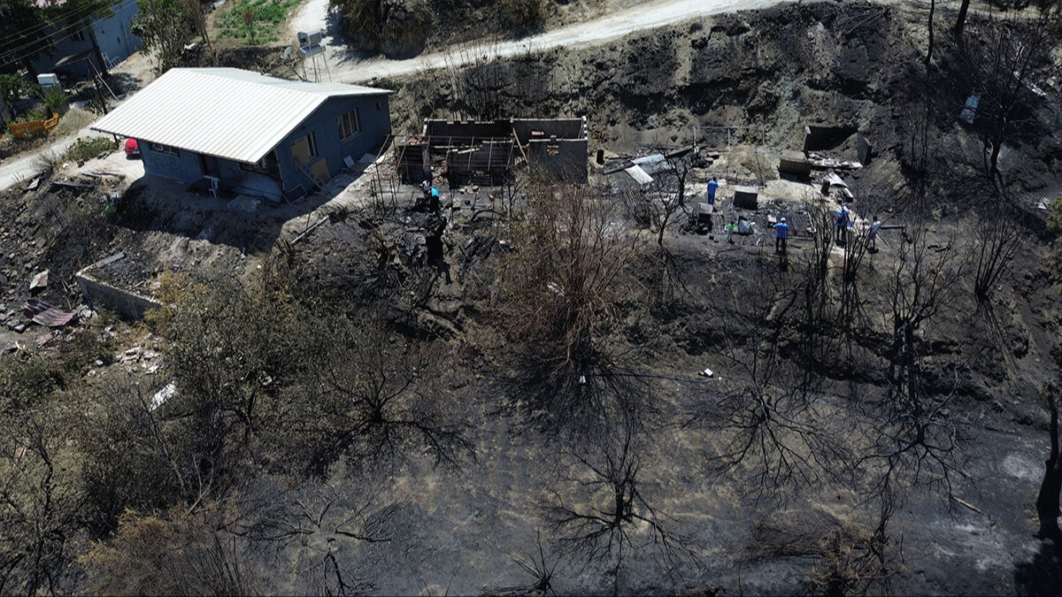 Depremde evi yıkılmıştı, yangında eşyaları kül oldu! Hatay'da yürek burkan manzara - 3. Resim