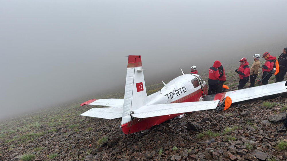 Düşen uçağın enkazı Kaçkar Dağı'nın zirvesinde bulundu! Acı haberi vali duyurdu... - 4. Resim