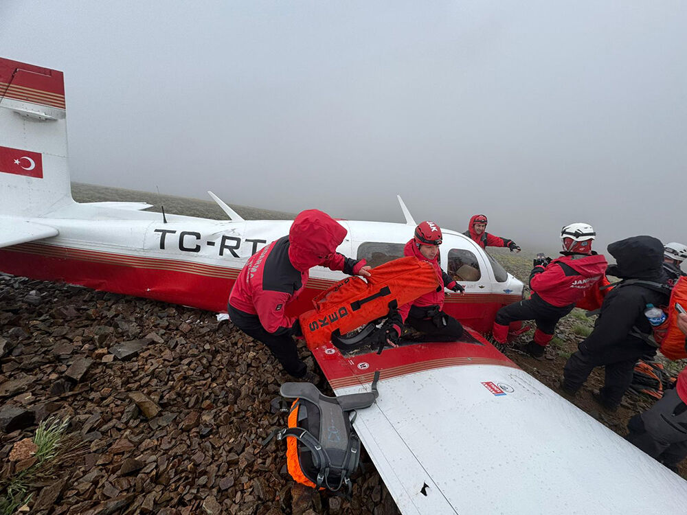 Düşen uçağın enkazı Kaçkar Dağı'nın zirvesinde bulundu! Acı haberi vali duyurdu... - 9. Resim