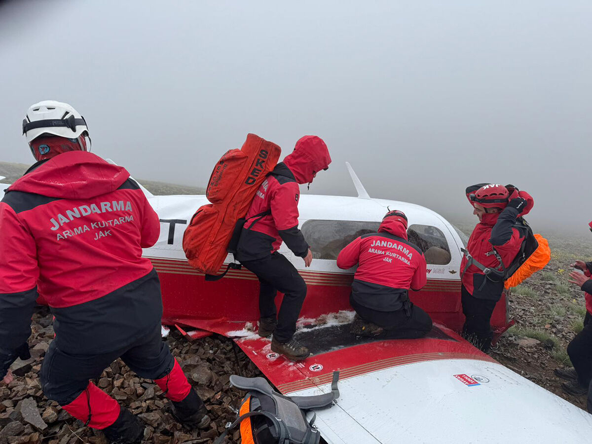 Düşen uçağın enkazı Kaçkar Dağı'nın zirvesinde bulundu! Acı haberi vali duyurdu... - 7. Resim