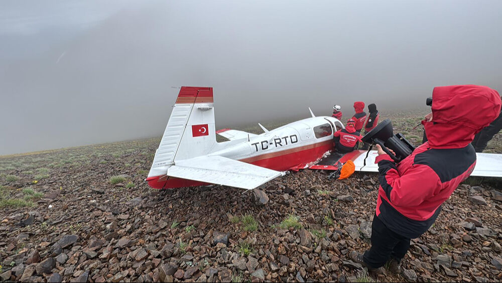 Düşen uçağın enkazı Kaçkar Dağı'nın zirvesinde bulundu! Acı haberi vali duyurdu... - 8. Resim