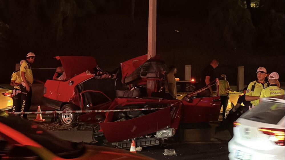 Eyüpsultan'da feci kaza! Direğe çarpan aracın sürücüsü öldü - 1. Resim