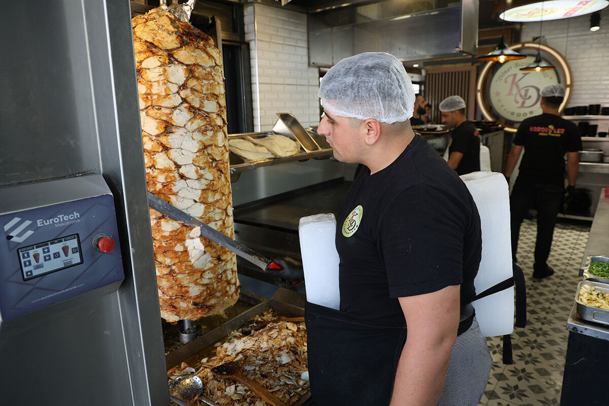 Gören bir daha bakıyor! Sıcak 40 derecenin üstüne çıktı, döner ustaları sırtlarına buz sararak çalışmaya başladı - 1. Resim