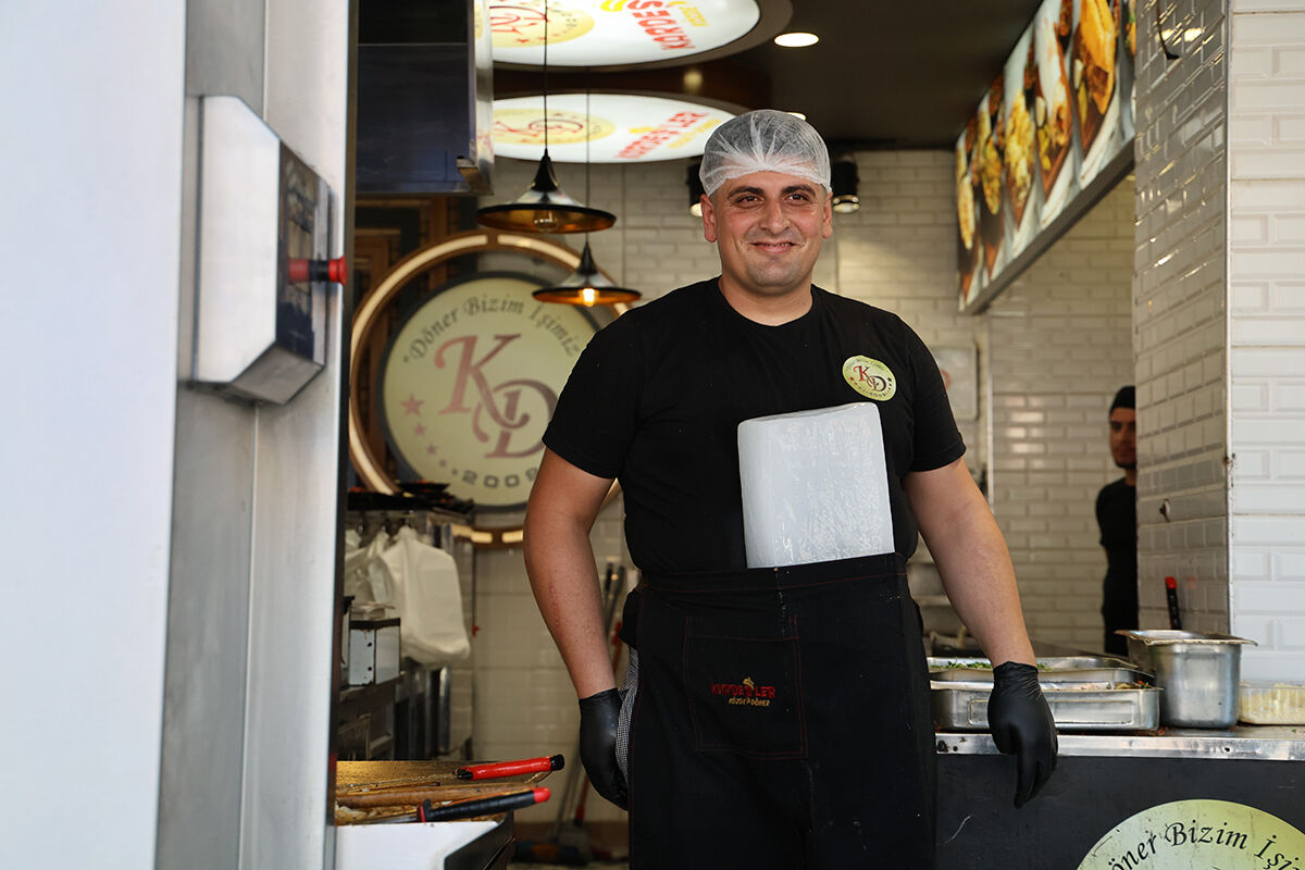 Gören bir daha bakıyor! Sıcak 40 derecenin üstüne çıktı, döner ustaları sırtlarına buz sararak çalışmaya başladı - 2. Resim