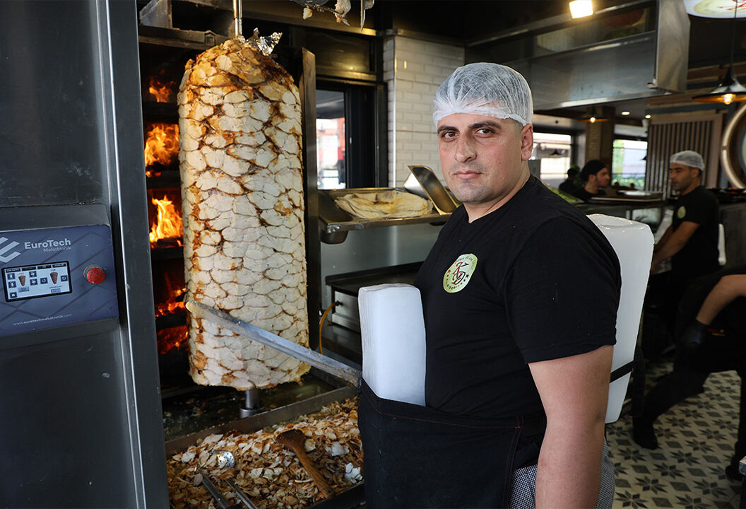 Gören bir daha bakıyor! Sıcak 40 derecenin üstüne çıktı, döner ustaları sırtlarına buz sararak çalışmaya başladı - 1. Resim