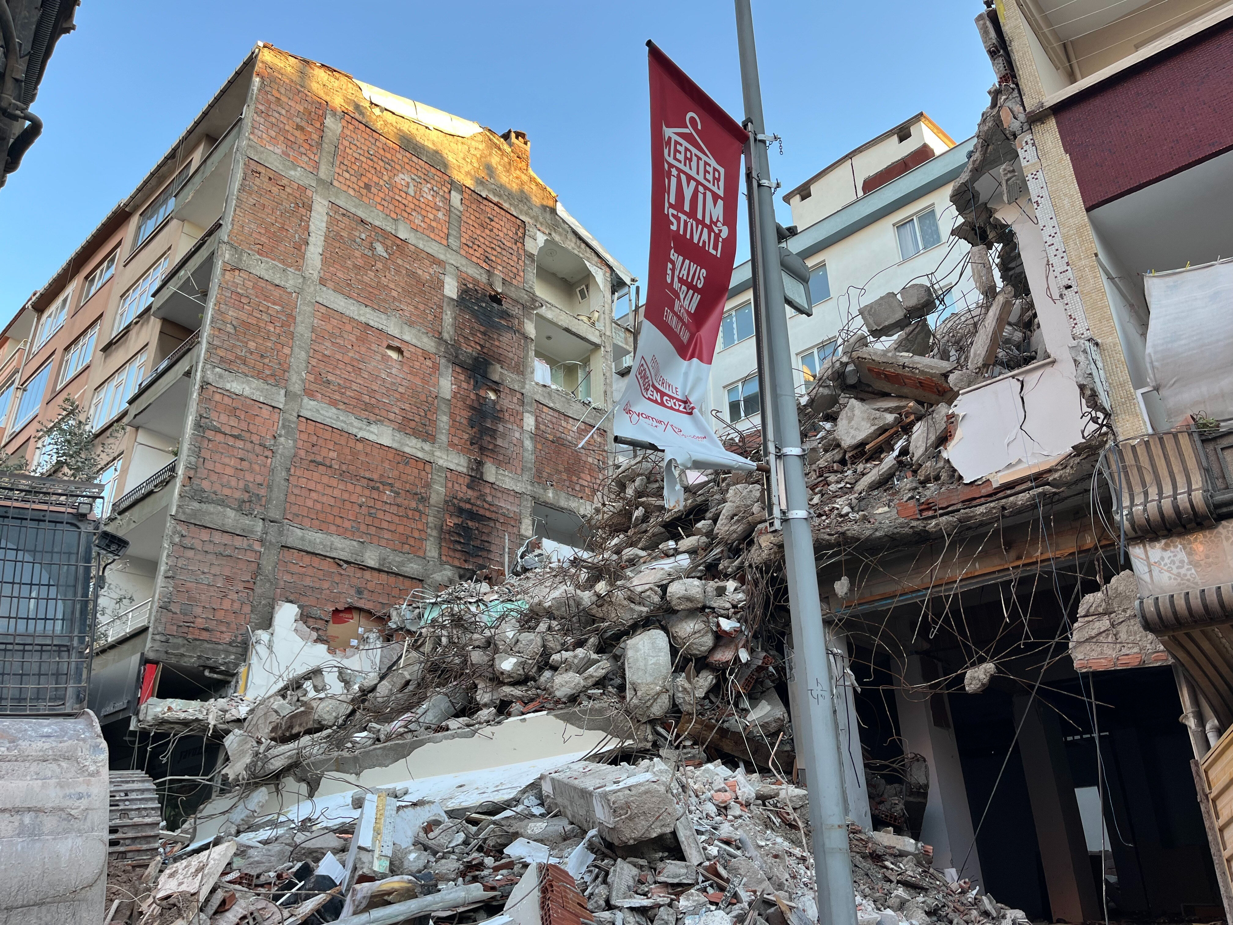 Güngören’de yıkım şoku! Banyosu açıkta kalan dairede ünlü oyuncunun yaşadığı ortaya çıktı... - 1. Resim