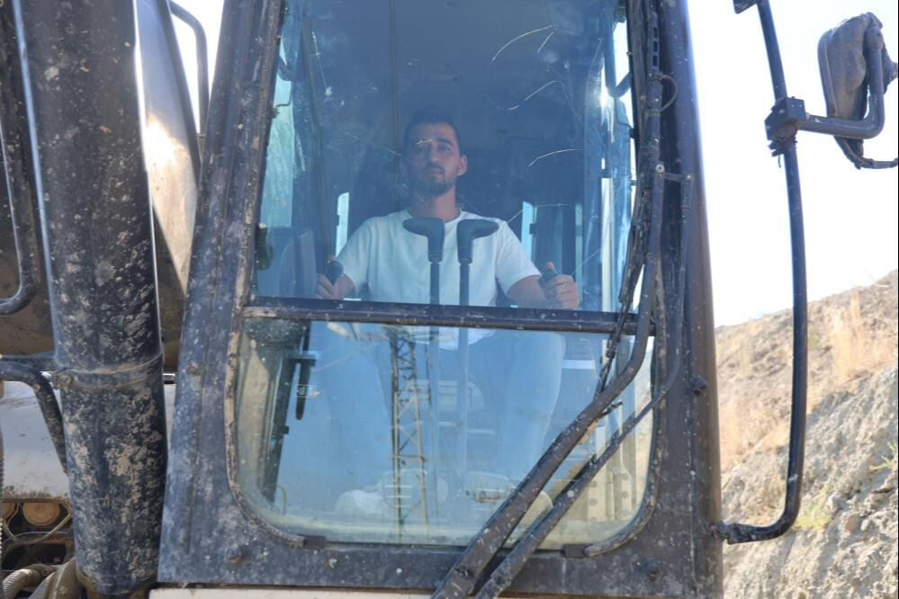 İş makinesiyle alevlerin arasında kaldı! 