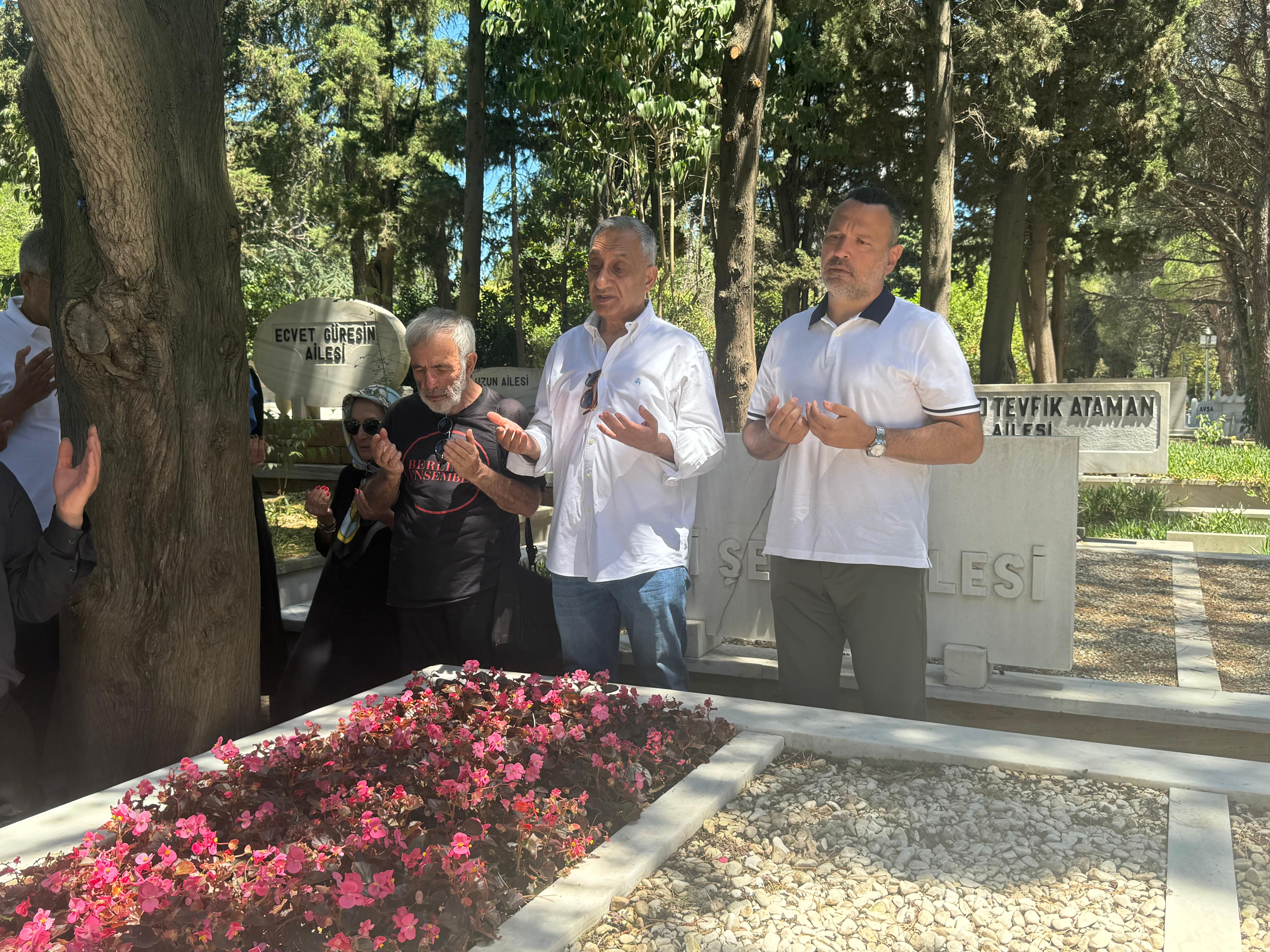 Kemal Sunal dualarla anıldı! Dikkat çeken isimlerde oradaydı... - 2. Resim