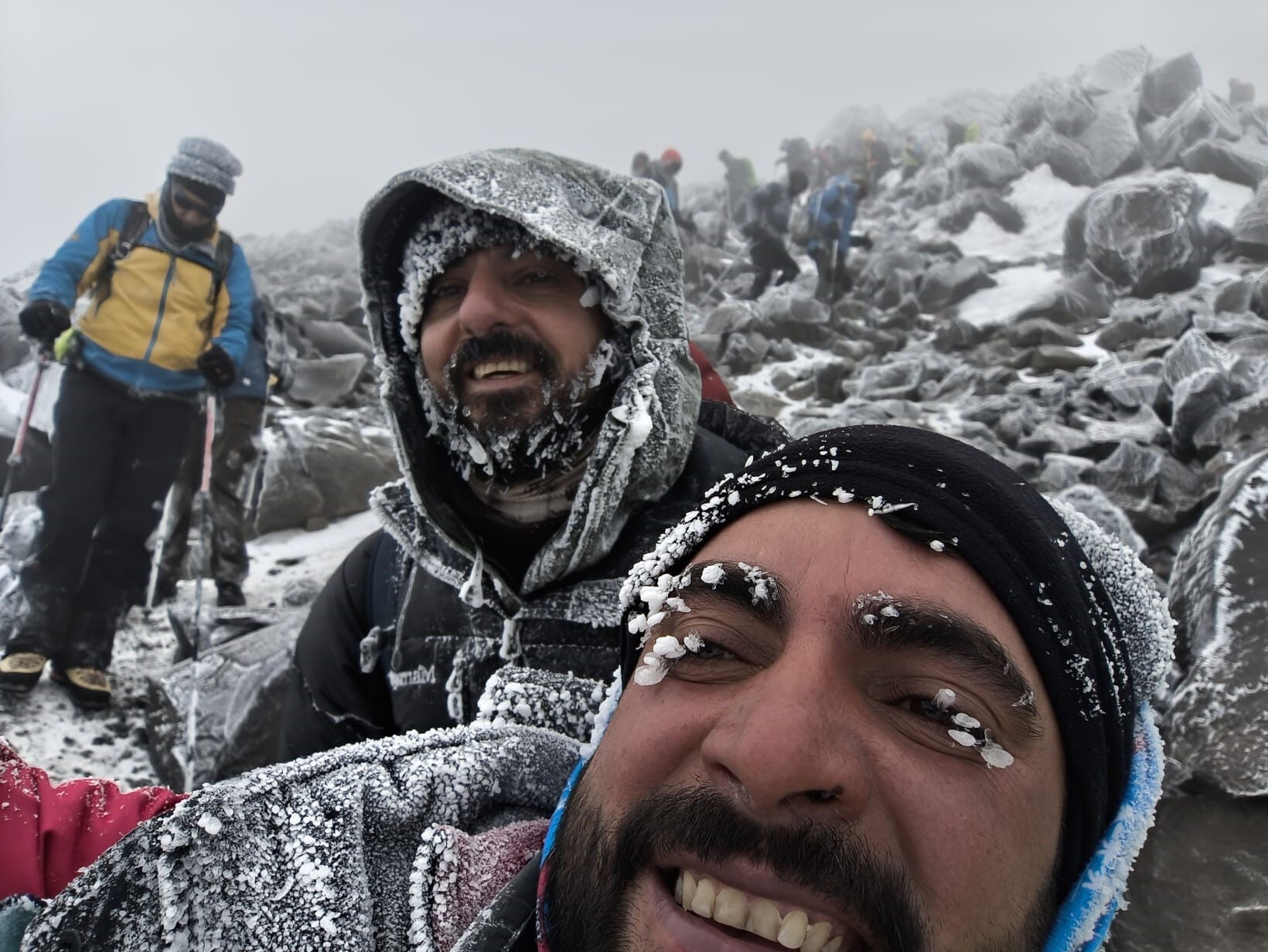 Temmuz ayında eksi 35 dereceyi gördüler! Saç ve sakalları buz tuttu - 2. Resim