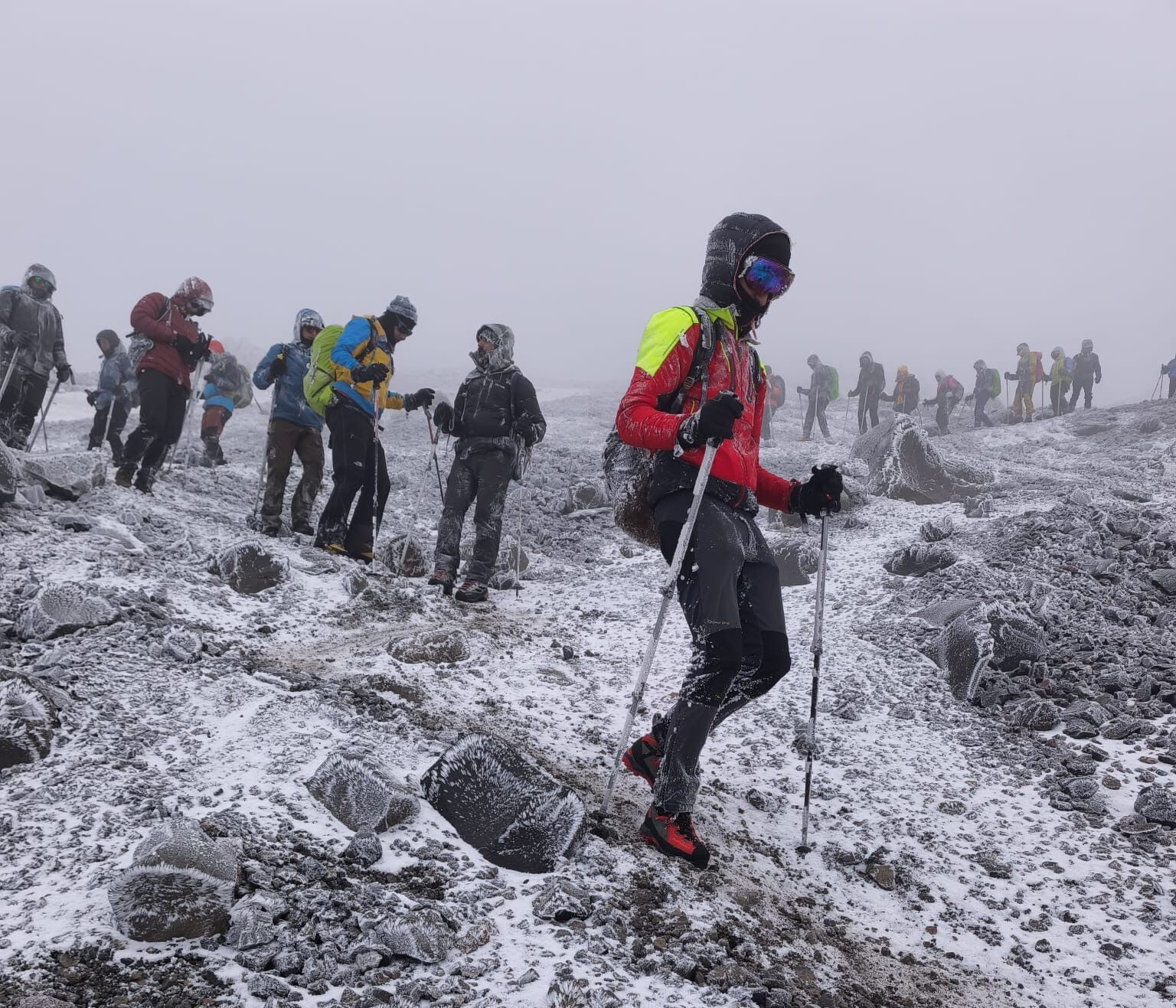 Temmuz ayında eksi 35 dereceyi gördüler! Saç ve sakalları buz tuttu - 1. Resim