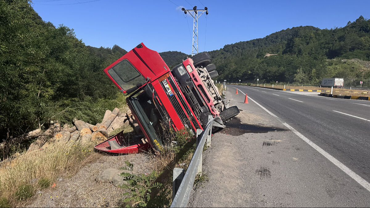 Zonguldak'ta tomruk yüklü tır devrildi, facianın eşiğinden dönüldü! - 2. Resim
