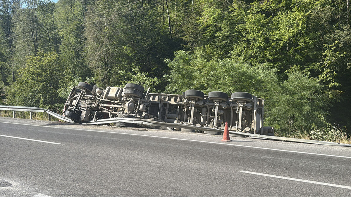 Zonguldak'ta tomruk yüklü tır devrildi, facianın eşiğinden dönüldü! - 1. Resim