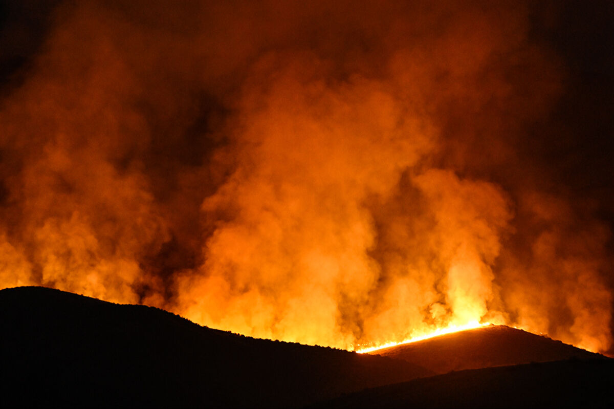 52 bin dönümü kül etti, üç şehre yayıldı! Madre Yangını devam ediyor - 1. Resim