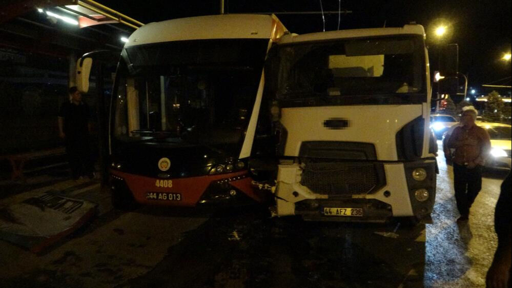 Beton mikseri, trambüsle çarpıştı! Yaralılar var - 2. Resim