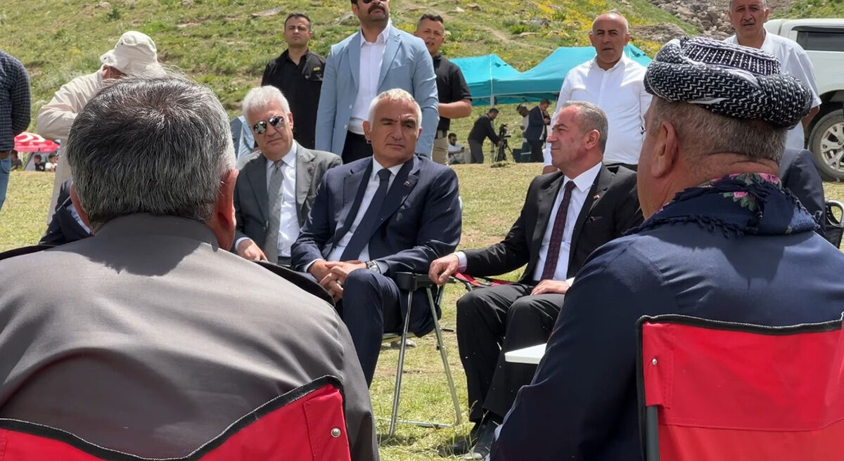 Devlet Tiyatroları'ndan 'Terörsüz Türkiye' ziyareti: Buralarda artık kültür, sanat ve turizm yeşerecek - 1. Resim