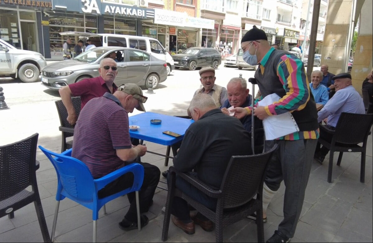 Dilenci kılığına giren zabıtadan sosyal deney: 10 dakikada topladığı para şaşkına çevirdi! Dilenci kılığına giren zabıtadan sosyal deney: 10 dakikada topladığı para şaşkına çevirdi! - 1. Resim