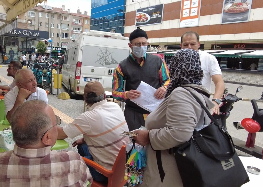 Dilenci kılığına giren zabıtadan sosyal deney: 10 dakikada topladığı para şaşkına çevirdi! Dilenci kılığına giren zabıtadan sosyal deney: 10 dakikada topladığı para şaşkına çevirdi! - 2. Resim
