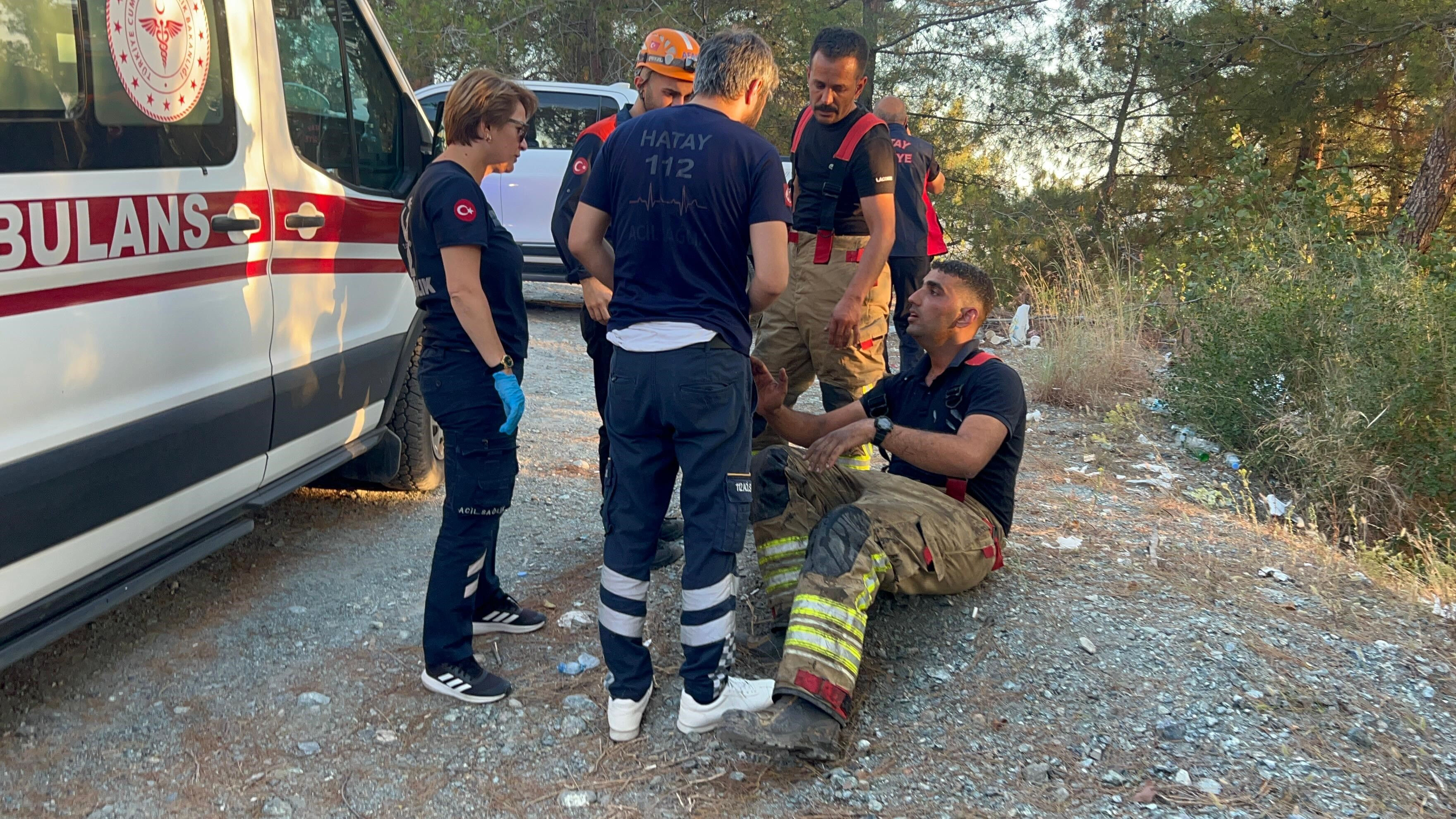 Hatay'da alevler gökyüzünü aydınlattı! Orman kahramanı yarasına aldırış etmedi: