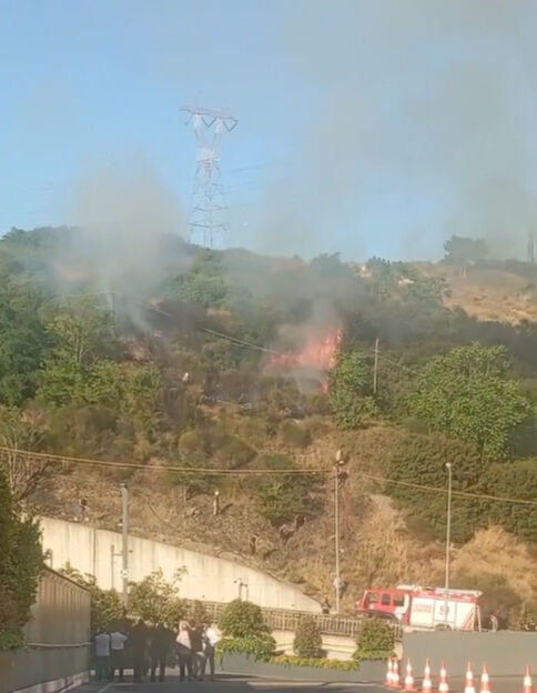 İstanbul'un göbeğinde korkutan yangını! 5. Levent'te otluk alanda alevler yükseldi - 1. Resim