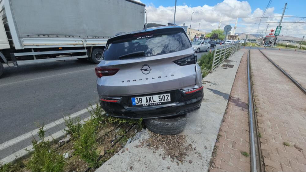 Kayseri'de tır, halk otobüsü ile çarpıştı! Çok sayıda yaralı var - 3. Resim
