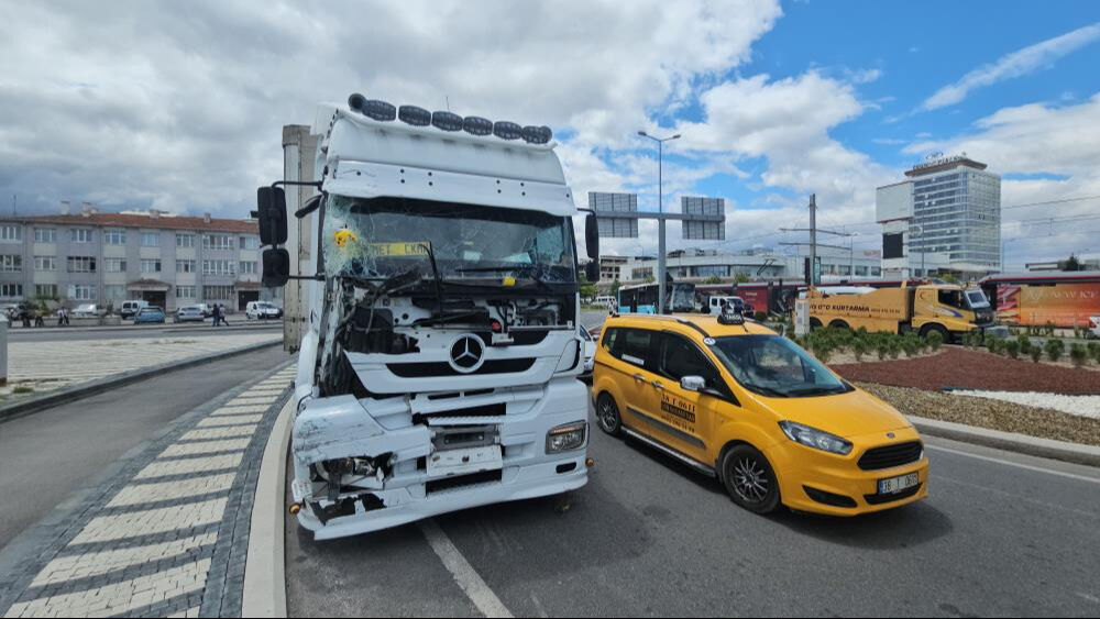 Kayseri'de tır, halk otobüsü ile çarpıştı! Çok sayıda yaralı var - 1. Resim
