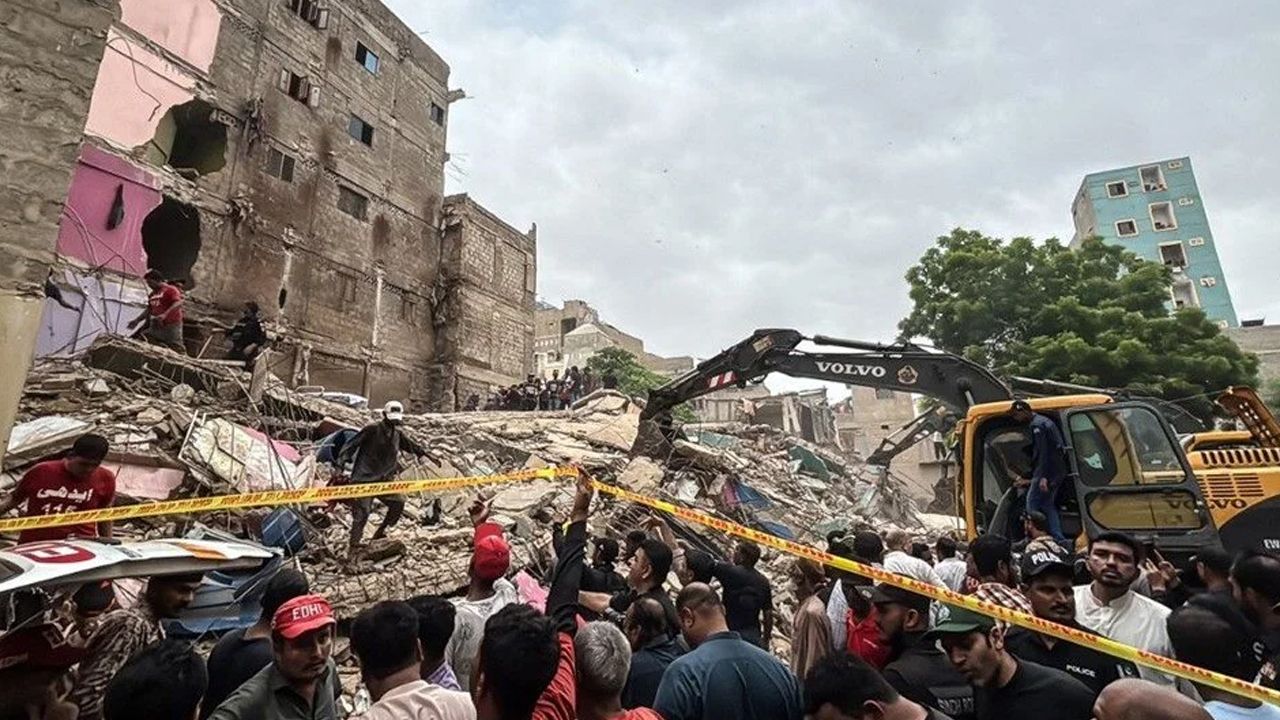 Pakistan'da 5 katlı bina çöktü: Çok sayıda ölü var Pakistan'da 5 katlı bina çöktü: Çok sayıda ölü var