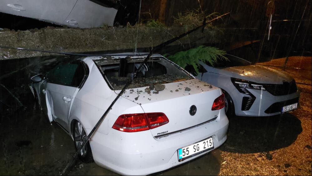 Samsun'u sağanak vurdu! Sel suları duvarı yıktı, arabalar altında kaldı - 3. Resim