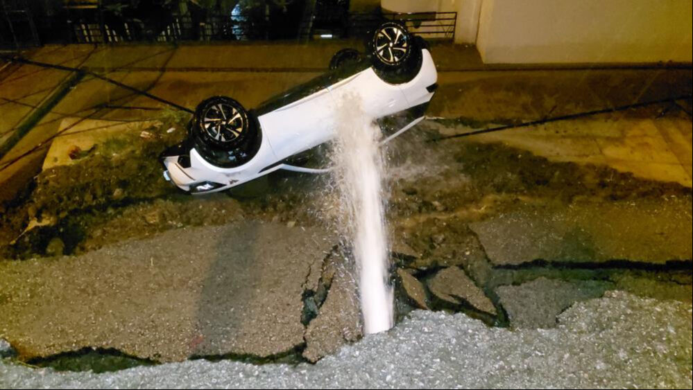 Samsun'u sağanak vurdu! Sel suları duvarı yıktı, arabalar altında kaldı - 4. Resim